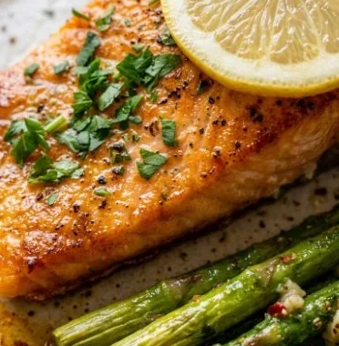 Baked Salmon in Foil with Garlic Butter and Asparagus 1 Baked salmon in foil with garlic butter and asparagus on a plate