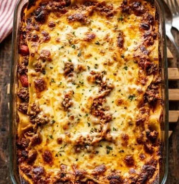 Delicious lasagna with meat sauce layered with pasta, cheese, and rich tomato sauce.