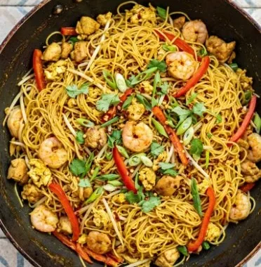 Singapore Noodles with Chicken and Shrimp 1 Plate of Singapore Noodles with Chicken and Shrimp garnished with vegetables